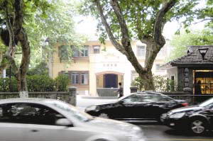 这幢奶黄色的建筑本是西湖著名景点“膺白楼”,如今其门楣上却赫然是“花园餐厅”几个大字