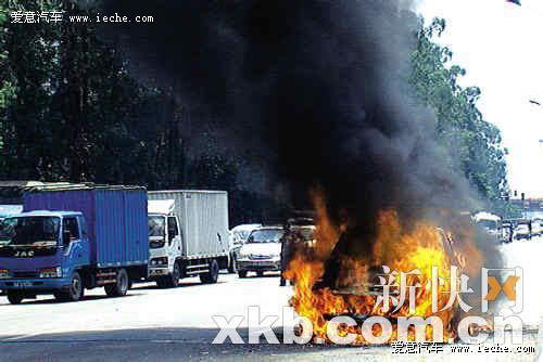 宝马车出重大事故:途中自燃烧成废铁 4人逃命(图)