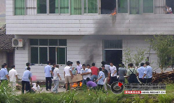 江西抚州强拆钉子户爆发冲突 3人自焚重伤(图)(4)