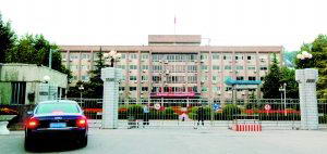 9月22日,三门峡市委门口天阴云沉,当地展开反腐风暴已1年有余,多名处级以上干部落马。