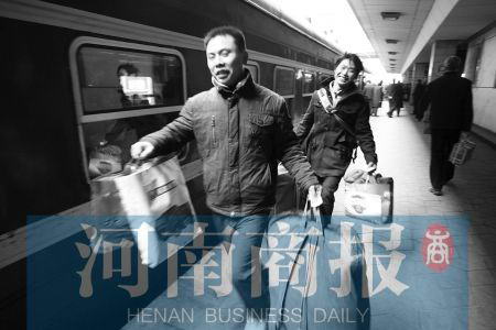 硬卧拆开当硬座卖让躺着的人坐起来(图)