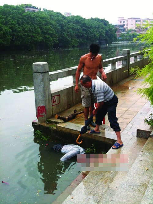 广州市民捞起浮尸 治保队骂其多管闲事推回河中